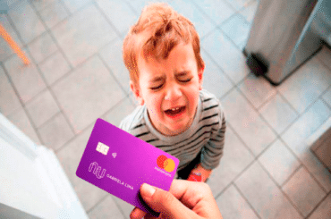 Cartão de crédito roxinho